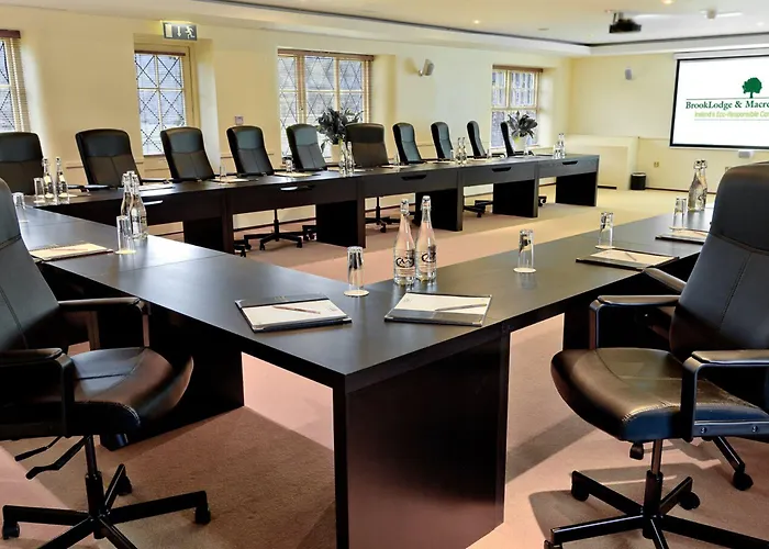 Отель Brooklodge &